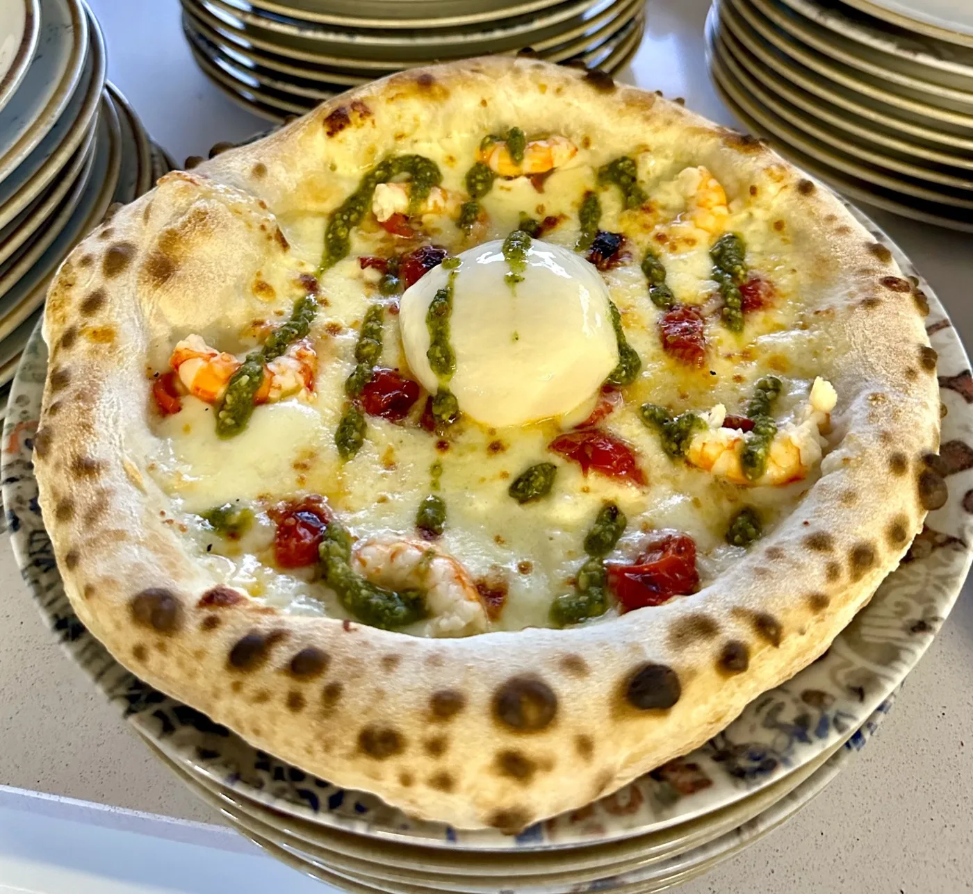 Pizza con burrata e gamberi